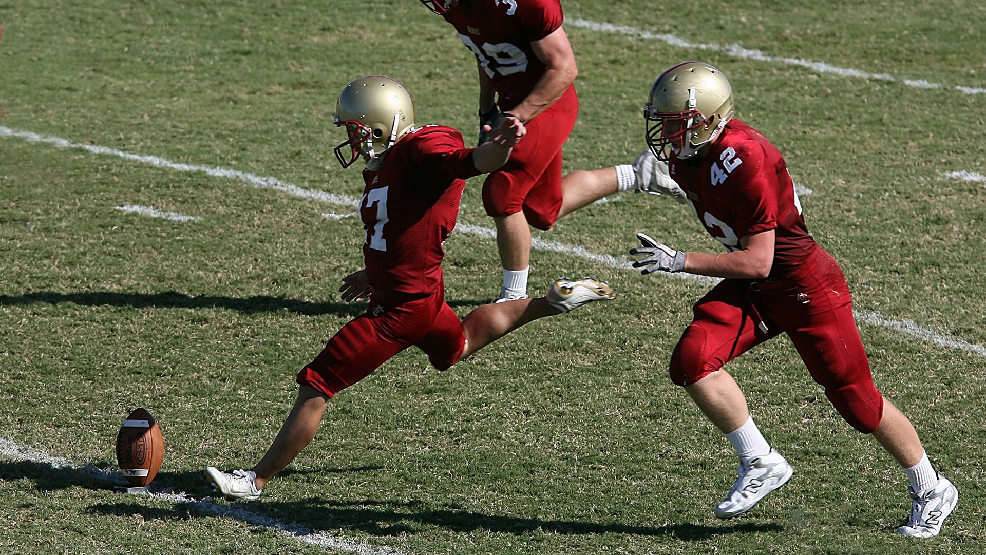 《赛场外的故事：幕后工作人员的平凡与执着》，赛场内外的英文